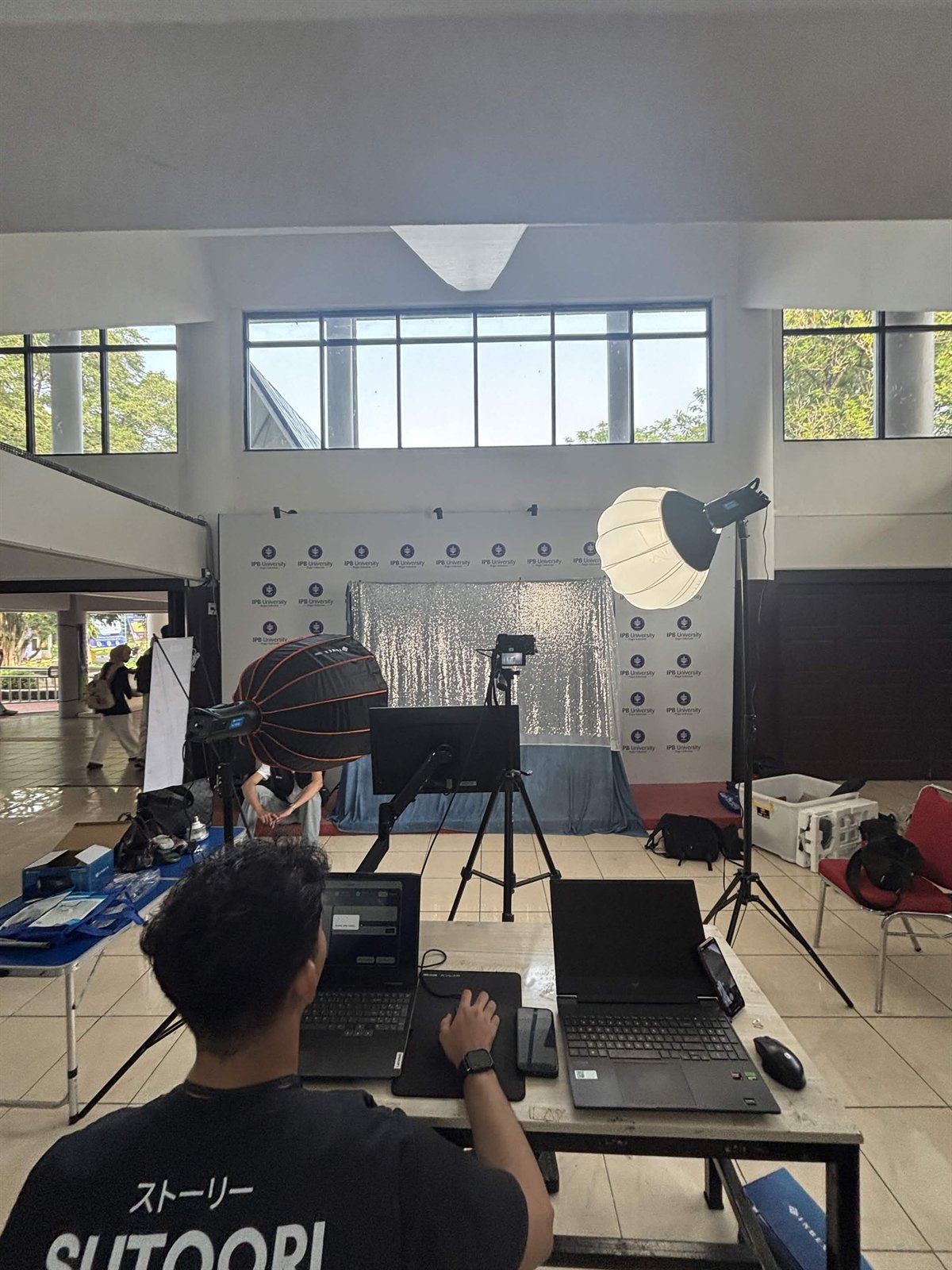 Behind-the-scenes view of Refy's photobooth camera and lighting setup